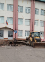 В Калининске в рамках региональной программы начался ремонт входной группы Дома детского творчества