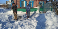 Социальные работники Калининского района помогают старшему поколению в уборке снега - Газета Народная трибуна
